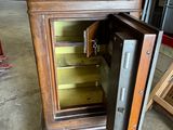 une vieille armoire en bois dont la porte est ouverte, dans un garage
