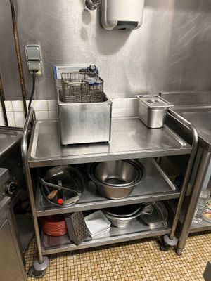 une cuisine équipée d'un évier, d'une cuisinière et d'un lave-vaisselle