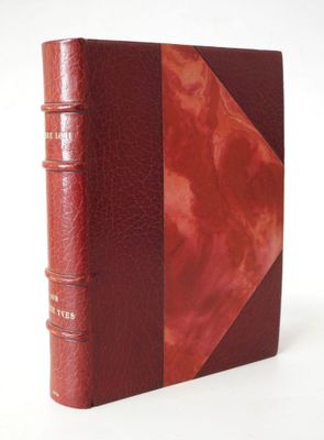 un vieux livre avec une couverture en cuir rouge et une reliure en cuir rouge