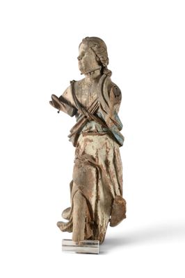 une vieille statue représentant une femme tenant un fusil et un livre