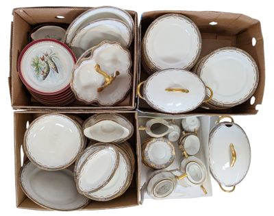 une boîte remplie d'assiettes et de bols blancs et dorés