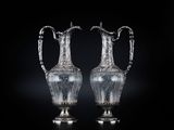 paire de vases en verre plaqué argent, munis d'anses et posés sur des socles