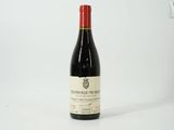 une bouteille de vin posée sur une table