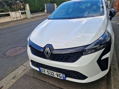 l'avant d'une voiture blanche garée sur le bord de la route