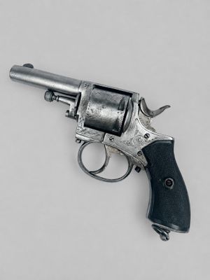 gros plan d'un revolver sur une surface blanche