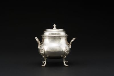 Sucrier et son couvercle en argent 950‰ uni et coquilles, qu… - Photo 1