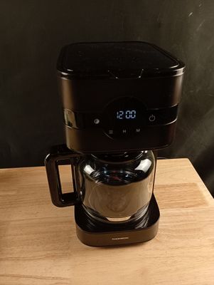 une cafetière posée sur une table en bois