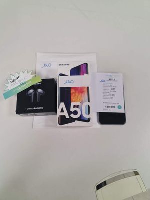 gros plan d'un téléphone portable posé sur une table