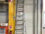 une échelle appuyée contre un mur dans un garage