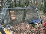 une cage contenant une borne d'incendie et d'autres objets