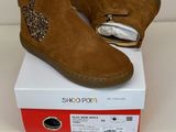 les chaussures se trouvent dans la boîte posée sur la surface blanche