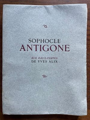 un vieux livre posé sur une table en bois à côté d'une tasse de café