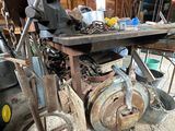 une vieille machine au milieu d'une pièce