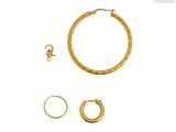 deux paires de boucles d'oreilles créoles en or et une paire de boucles d'oreilles créoles en or
