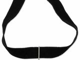 un gros plan sur un collier ras-du-cou noir orné d'une breloque en argent