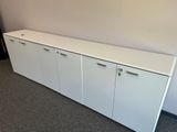 une photo d'une armoire blanche dans une pièce