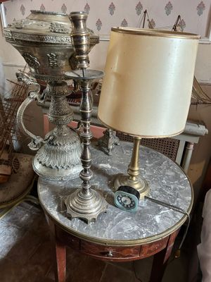 une table sur laquelle se trouvent une lampe et un abat-jour