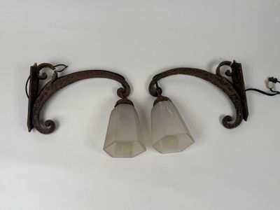 paire d'appliques murales anciennes en fonte avec des abat-jours en verre