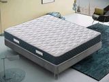 un lit sur lequel est posé un matelas dans une pièce