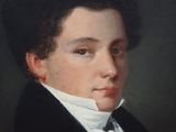 portrait d'un jeune homme en costume noir et chemise blanche