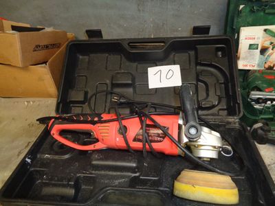 un outil dans une boîte à outils contenant un marteau et d'autres outils