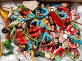 une boîte remplie de figurines qui se trouvent dans une boîte