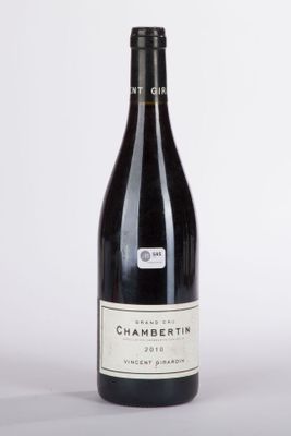 une bouteille de vin posée sur une table