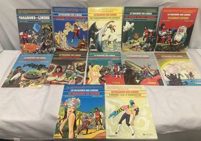 beaucoup de bandes dessinées posées sur une table blanche