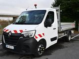 un camion blanc garé dans un parking