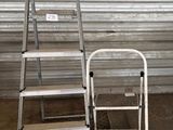 deux échelles placées l'une à côté de l'autre devant une porte de garage