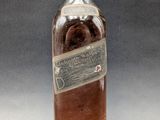 une image représentant une bouteille de whisky avec une étiquette dessus
