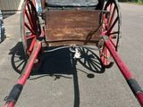 une calèche à l'ancienne garée sur un parking