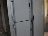 un réfrigérateur dans une cuisine où le sol est encombré