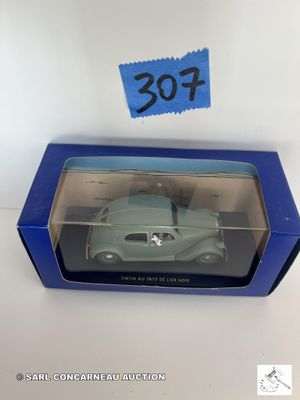 un gros plan sur une boîte contenant une petite voiture