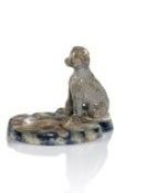 deux figurines représentant un chien et un chat assis l'un sur l'autre