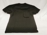 un t-shirt noir avec une poche sur fond blanc