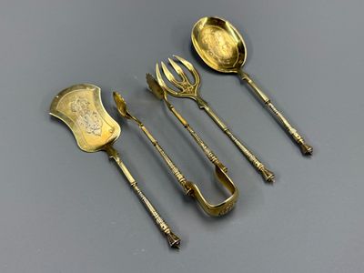 quatre types différents de cuillères et des cuillères à soupe posées sur une table