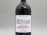 une bouteille de vin rouge posée sur une table blanche