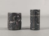 une paire de figurines en pierre noires et blanches représentant un homme et une femme