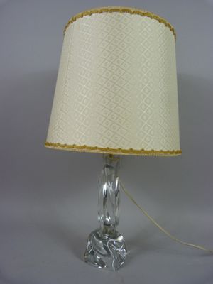une image d'une lampe de table avec un abat-jour blanc