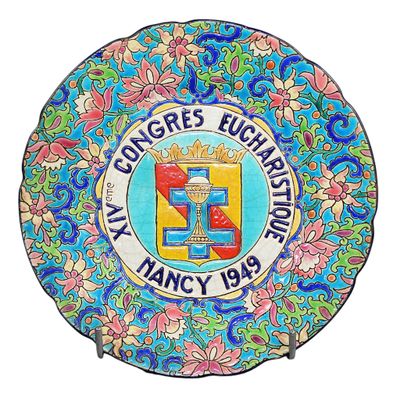 une image représentant une assiette décorative ornée d'un motif
