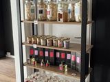 une étagère remplie de bocaux dans un magasin