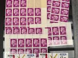 un gros plan d'un morceau de papier avec des timbres dessus