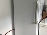 un réfrigérateur blanc et un évier dans une petite cuisine