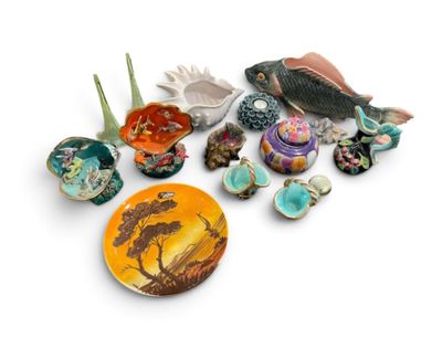 une pile d'objets assortis sur une surface blanche
