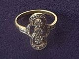 l'image d'une bague en or ornée de diamants