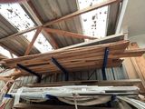 plusieurs morceaux de bois empilés les uns sur les autres dans une pièce