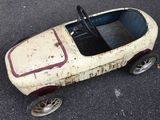 une petite voiture miniature posée par terre