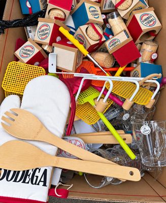 une boîte en carton remplie de jouets et d'ustensiles de cuisine