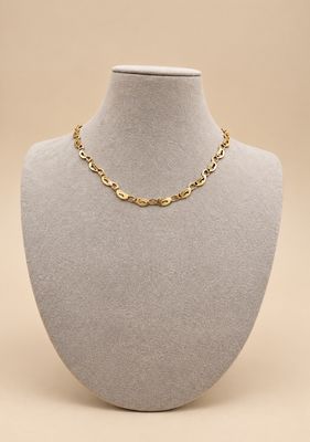 gros plan d'un mannequin portant un collier